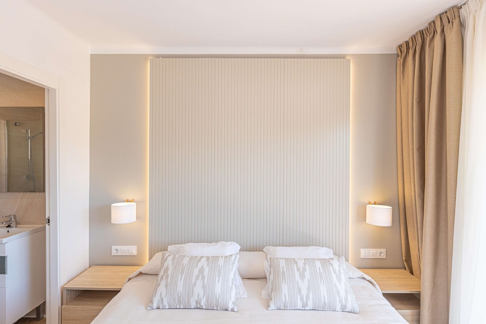 Martinez Apartments — Hotel rooms in Palma Nova, Balearic Islands