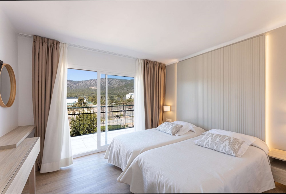 Martinez Apartments — Hotel rooms in Palma Nova, Balearic Islands