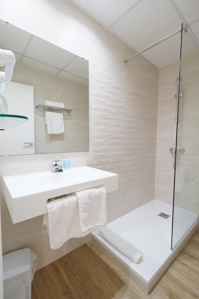 Martinez Apartments — Hotel rooms in Palma Nova, Balearic Islands