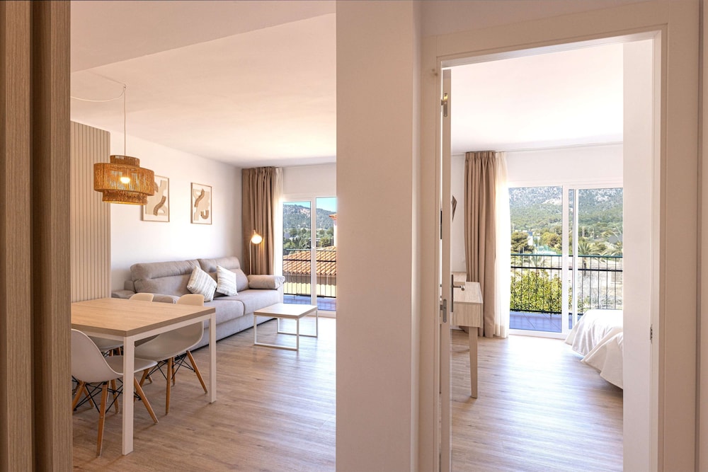 Martinez Apartments — Hotel rooms in Palma Nova, Balearic Islands