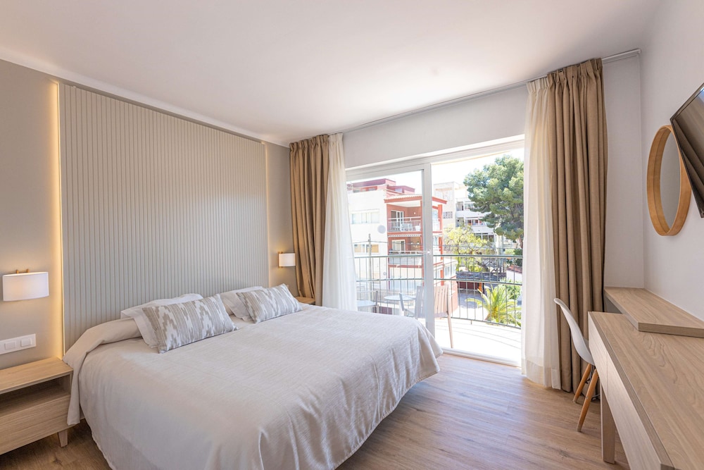 Martinez Apartments — Hotel rooms in Palma Nova, Balearic Islands