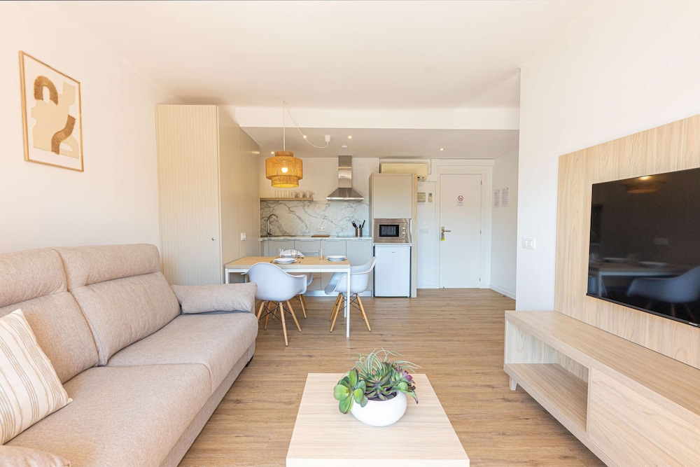 Martinez Apartments — Hotel rooms in Palma Nova, Balearic Islands