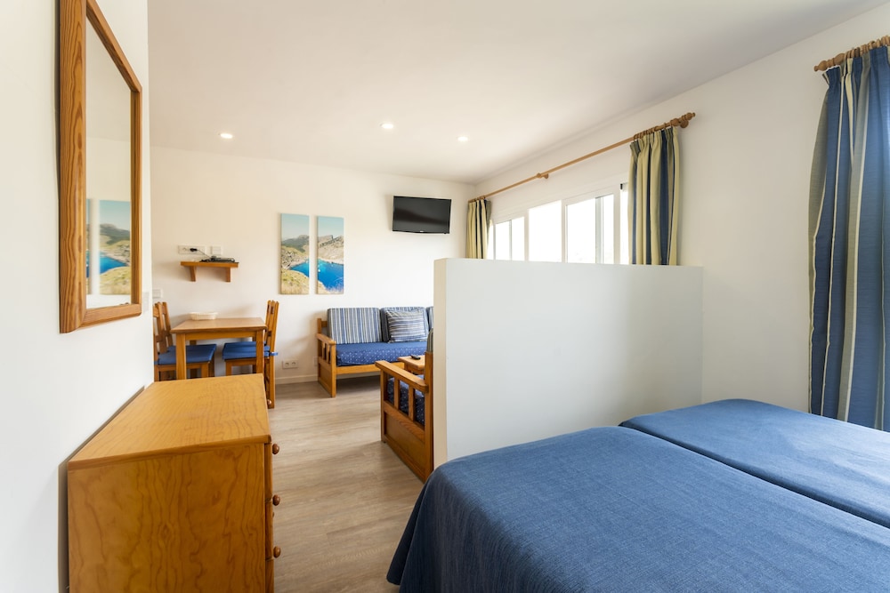 Apartamentos Massol — Hotel rooms in Puerto Pollensa, Balearic Islands