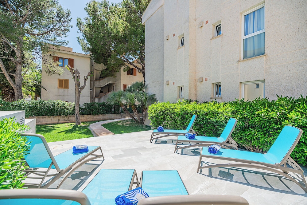 Apartamentos Massol — Hotel building in Puerto Pollensa, Balearic Islands