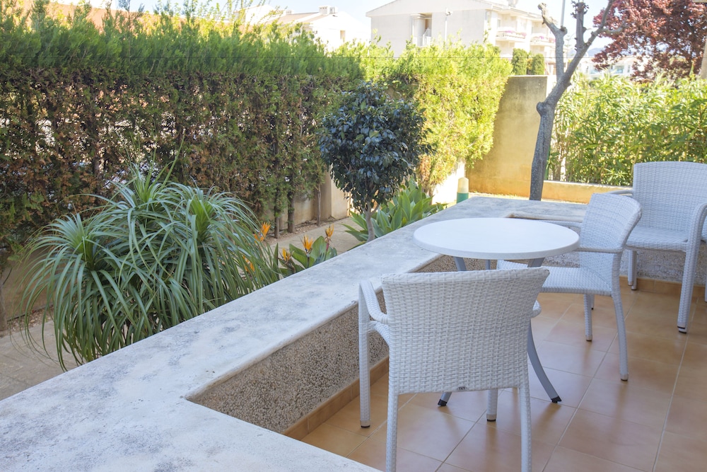 Apartamentos Massol — Hotel building in Puerto Pollensa, Balearic Islands