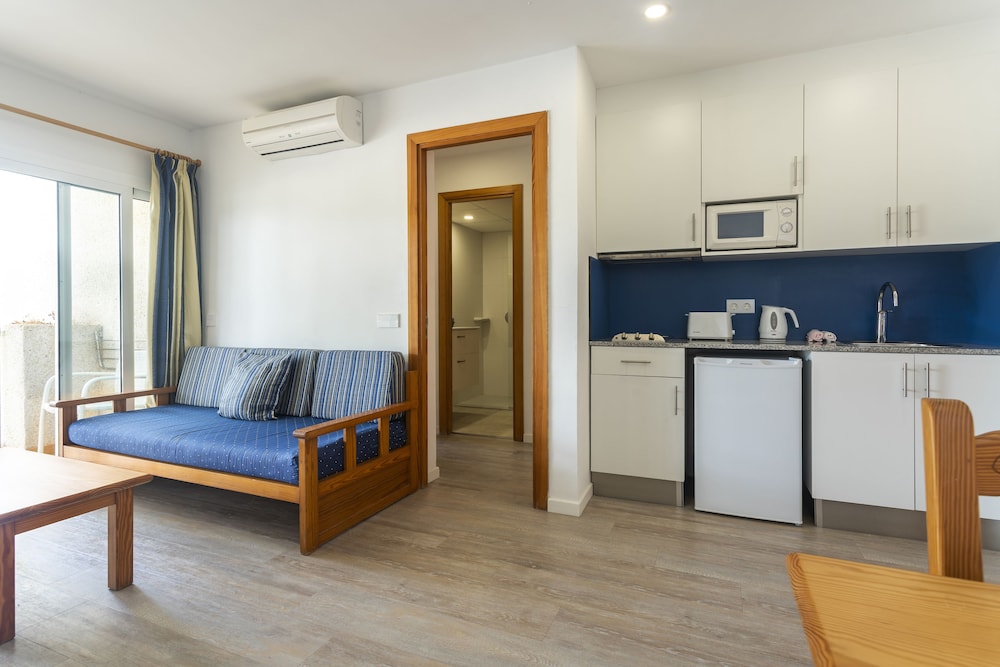 Apartamentos Massol — Hotel rooms in Puerto Pollensa, Balearic Islands