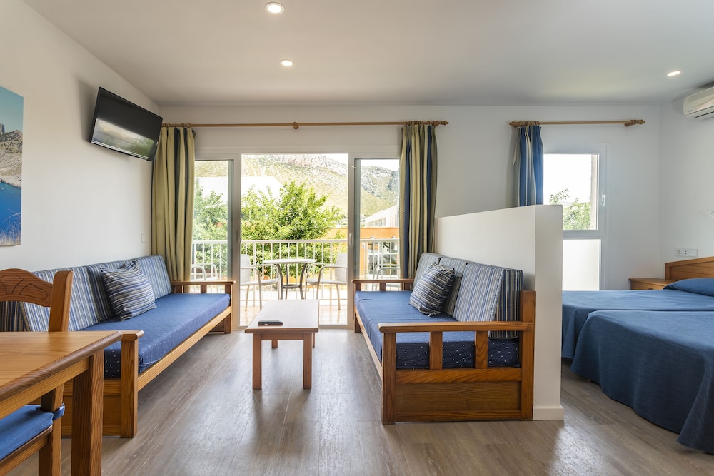Apartamentos Massol — Hotel rooms in Puerto Pollensa, Balearic Islands