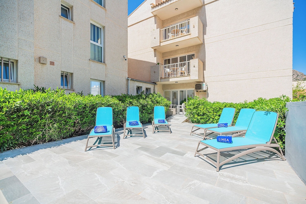 Apartamentos Massol — Hotel building in Puerto Pollensa, Balearic Islands
