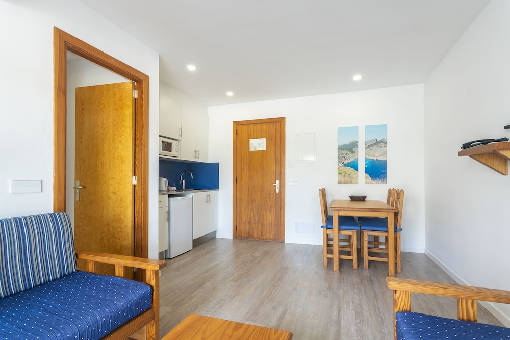 Apartamentos Massol — Hotel rooms in Puerto Pollensa, Balearic Islands