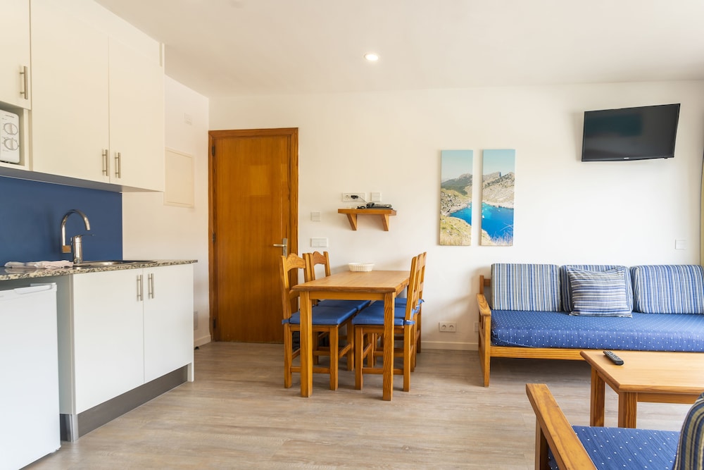 Apartamentos Massol — Hotel rooms in Puerto Pollensa, Balearic Islands