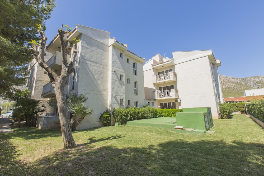 Apartamentos Massol — Hotel building in Puerto Pollensa, Balearic Islands
