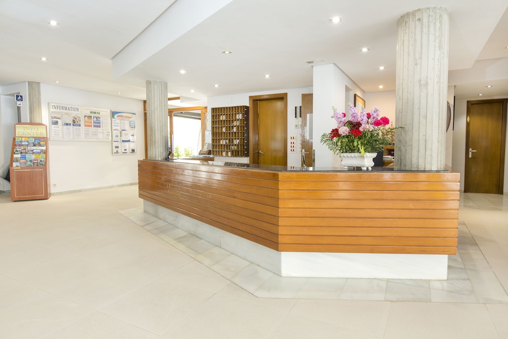 Apartamentos Massol — Hotel building in Puerto Pollensa, Balearic Islands