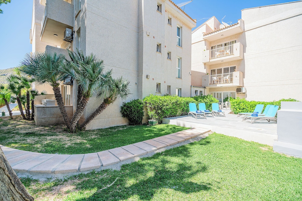 Apartamentos Massol — Hotel building in Puerto Pollensa, Balearic Islands