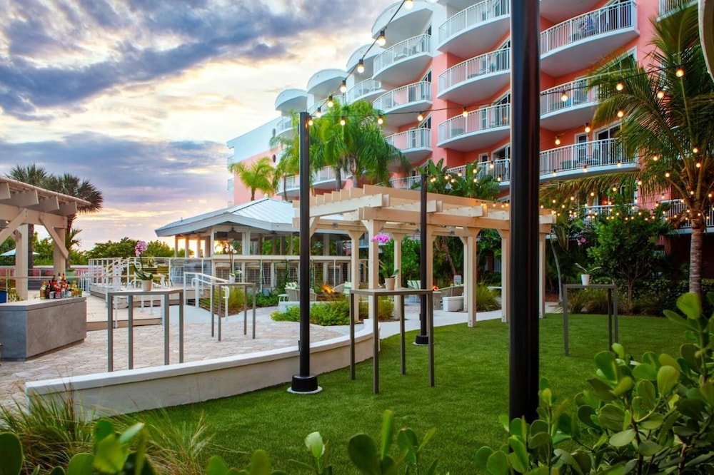 Beach House Suites by the Don CeSar — Hotel building in Tierra Verde, Florida