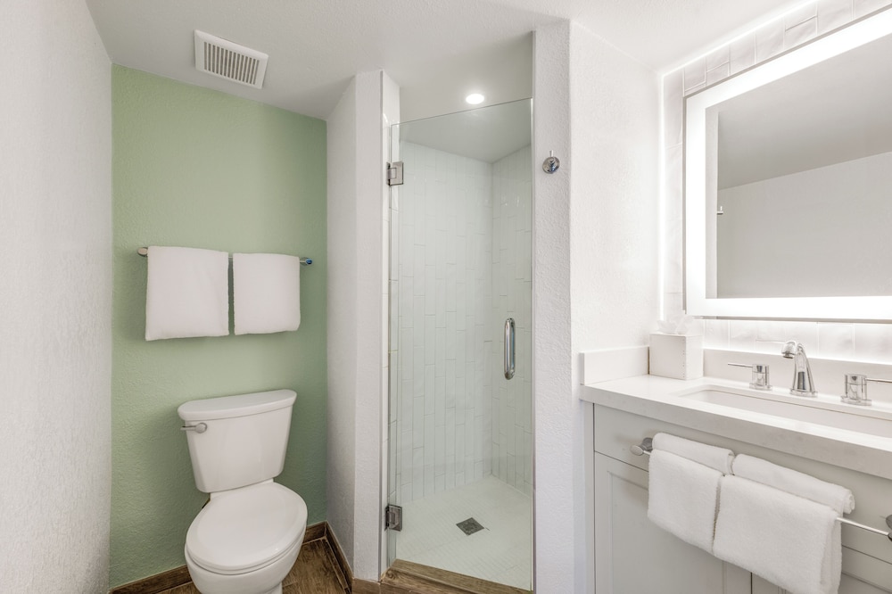 Beach House Suites by the Don CeSar — Hotel rooms in Tierra Verde, Florida