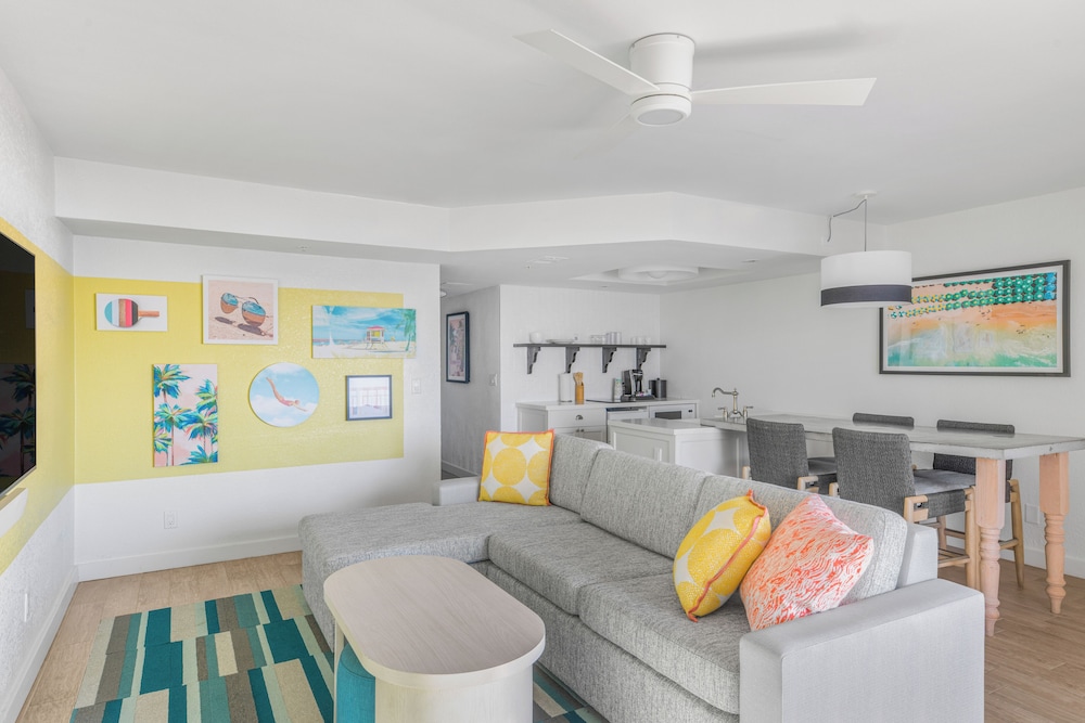 Beach House Suites by the Don CeSar — Hotel rooms in Tierra Verde, Florida