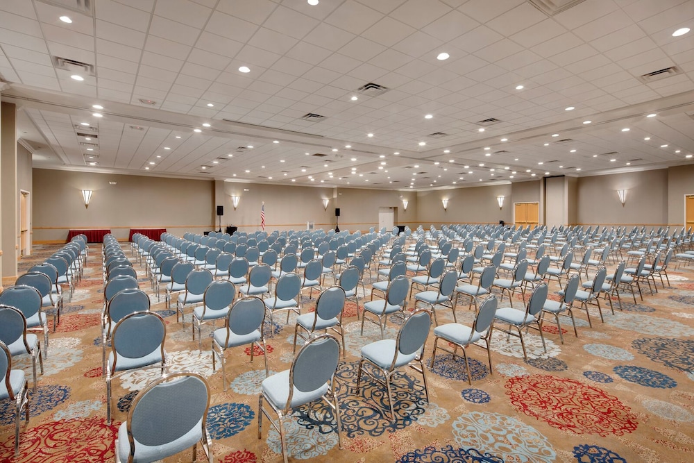 Florida Hotel & Conference Center in the Florida Mall — Hotel building in Orlando, Florida