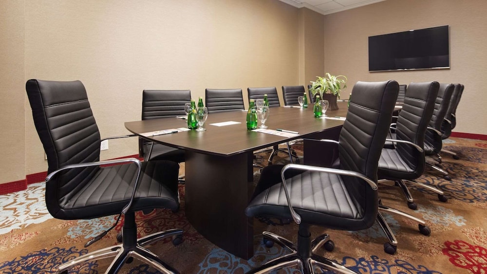 Florida Hotel & Conference Center in the Florida Mall — Hotel building in Orlando, Florida