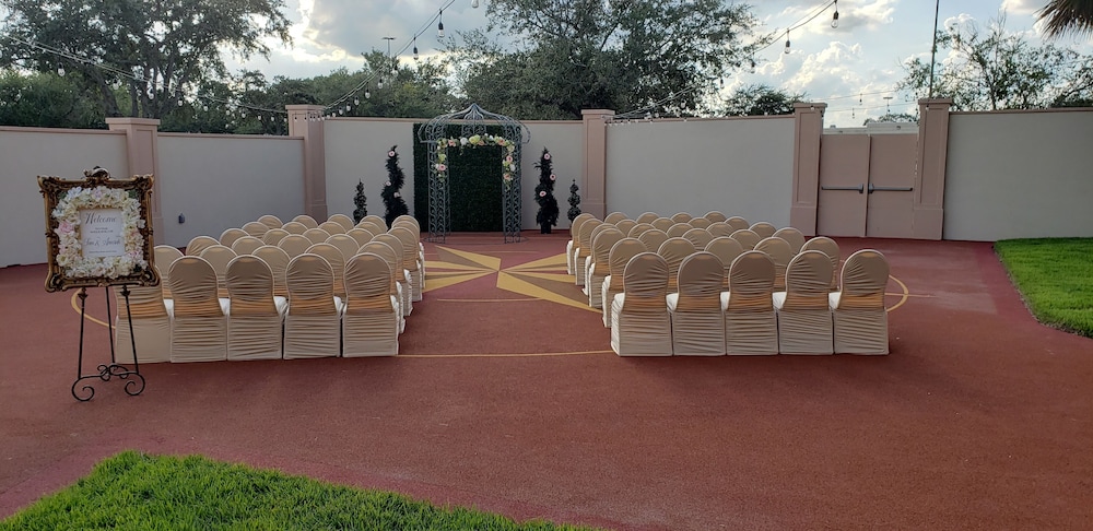 Florida Hotel & Conference Center in the Florida Mall — Hotel building in Orlando, Florida