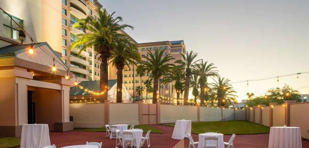 Florida Hotel & Conference Center in the Florida Mall — Hotel building in Orlando, Florida