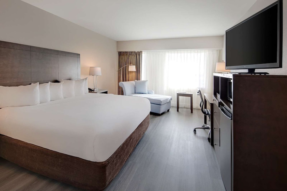 Florida Hotel & Conference Center in the Florida Mall — Hotel rooms in Orlando, Florida