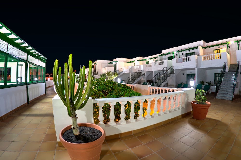 Apartamentos Tisalaya — Hotel building in Puerto del Carmen, Canary Islands