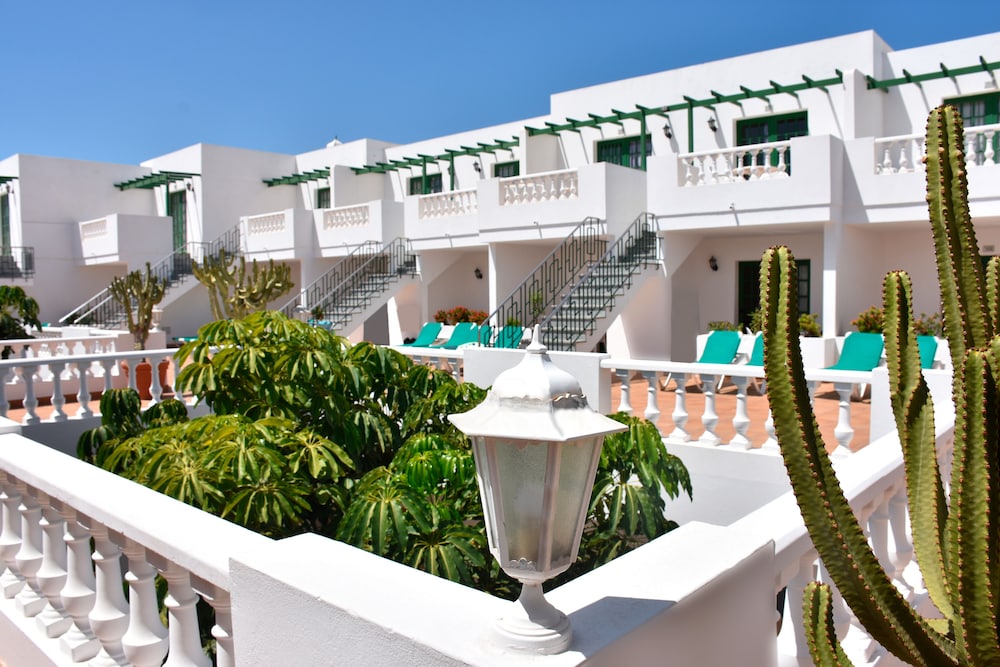Apartamentos Tisalaya — Hotel building in Puerto del Carmen, Canary Islands