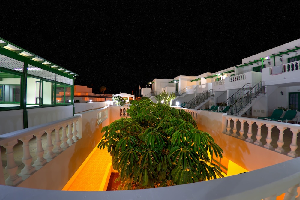 Apartamentos Tisalaya — Hotel building in Puerto del Carmen, Canary Islands