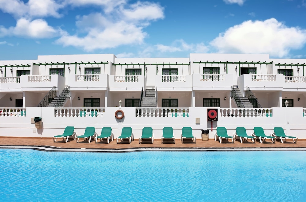 Apartamentos Tisalaya — Hotel building in Puerto del Carmen, Canary Islands