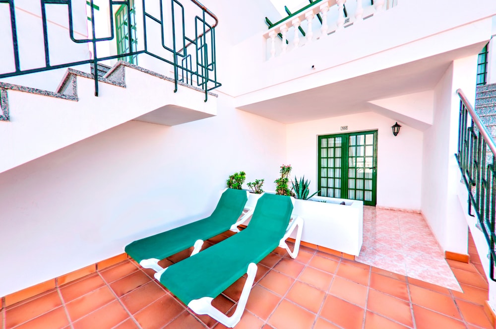 Apartamentos Tisalaya — Hotel building in Puerto del Carmen, Canary Islands