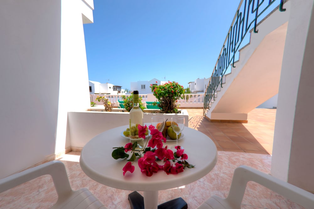 Apartamentos Tisalaya — Hotel building in Puerto del Carmen, Canary Islands
