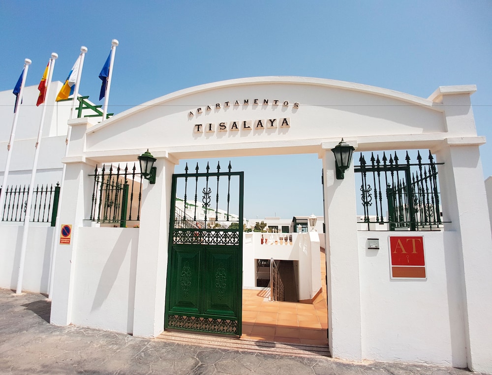 Apartamentos Tisalaya — Hotel building in Puerto del Carmen, Canary Islands