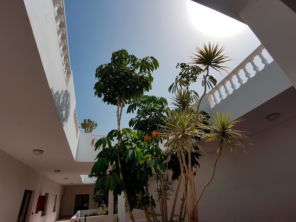 Apartamentos Tisalaya — Hotel building in Puerto del Carmen, Canary Islands