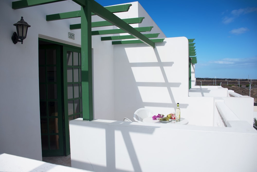 Apartamentos Tisalaya — Hotel building in Puerto del Carmen, Canary Islands