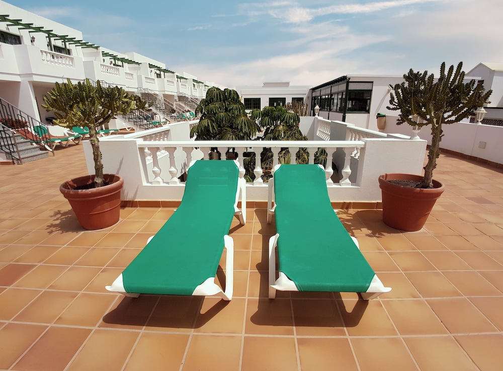 Apartamentos Tisalaya — Hotel building in Puerto del Carmen, Canary Islands