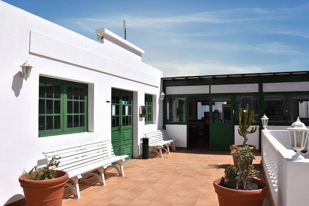 Apartamentos Tisalaya — Hotel building in Puerto del Carmen, Canary Islands