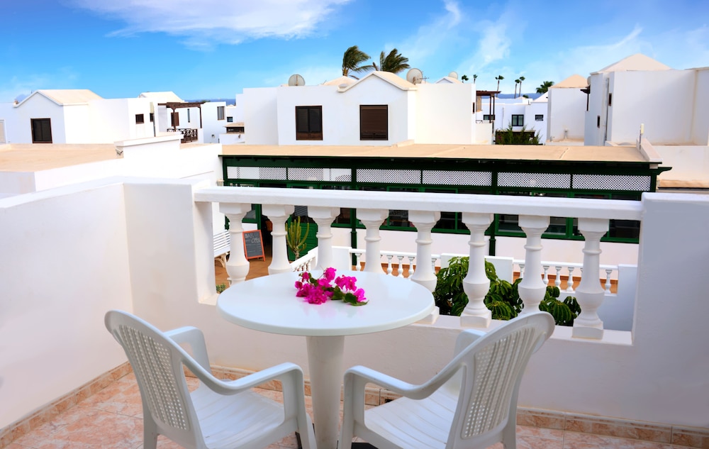 Apartamentos Tisalaya — Hotel building in Puerto del Carmen, Canary Islands