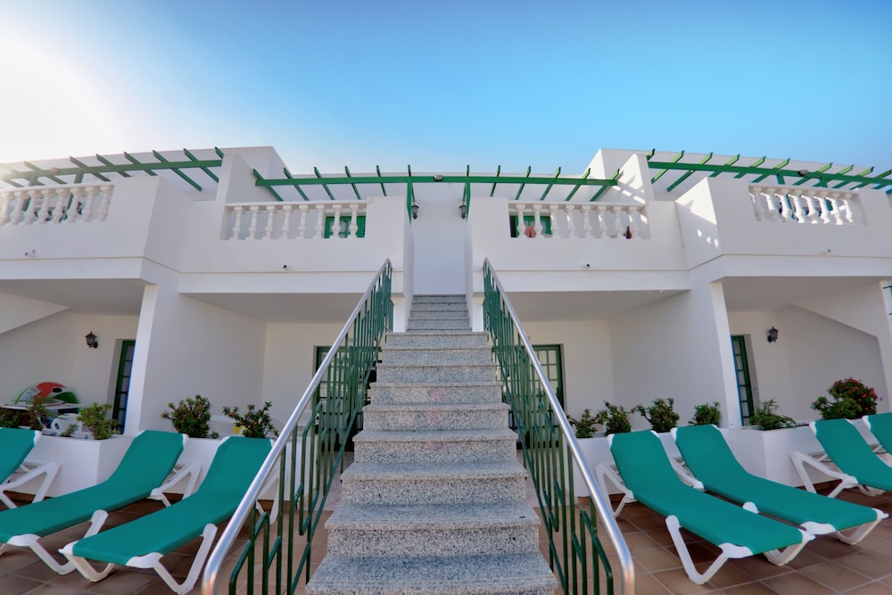 Apartamentos Tisalaya — Hotel building in Puerto del Carmen, Canary Islands