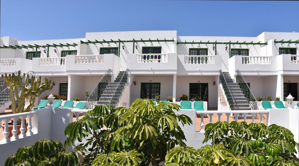 Apartamentos Tisalaya — Hotel building in Puerto del Carmen, Canary Islands