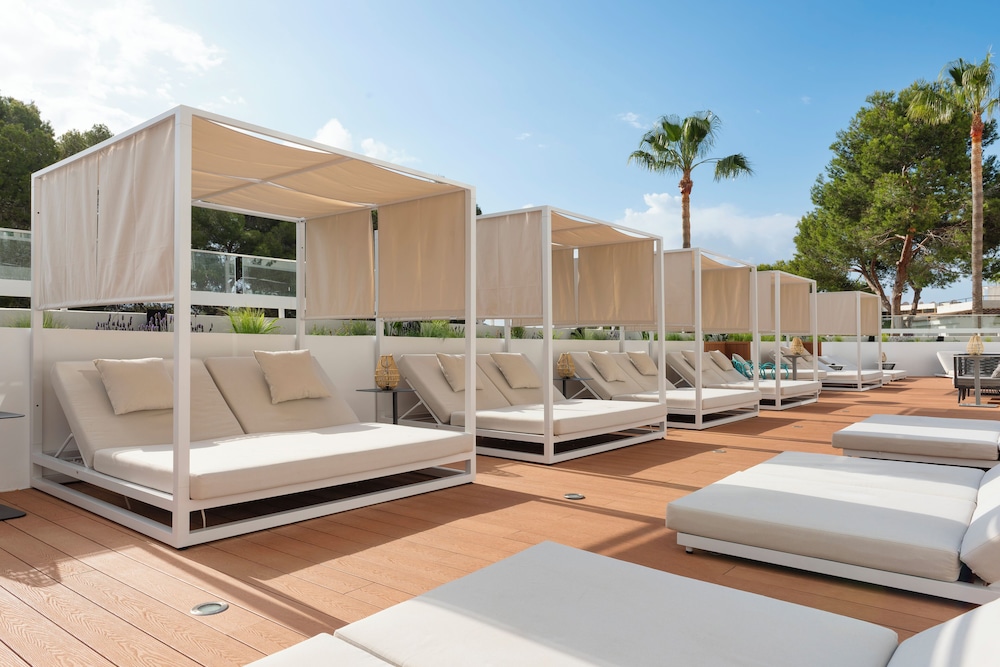 Valentin Somni Hotels & Suites – Adults Only +16 — Beach in Peguera, Balearic Islands