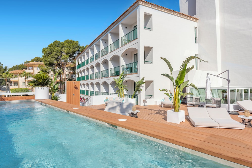 Valentin Somni Hotels & Suites – Adults Only +16 — Hotel building in Peguera, Balearic Islands