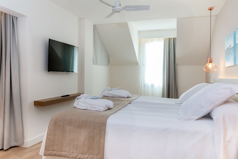 Valentin Somni Hotels & Suites – Adults Only +16 — Hotel rooms in Peguera, Balearic Islands