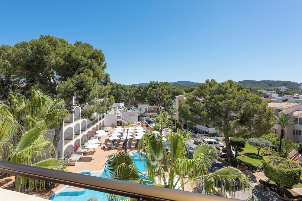 Valentin Somni Hotels & Suites – Adults Only +16 — Beach in Peguera, Balearic Islands