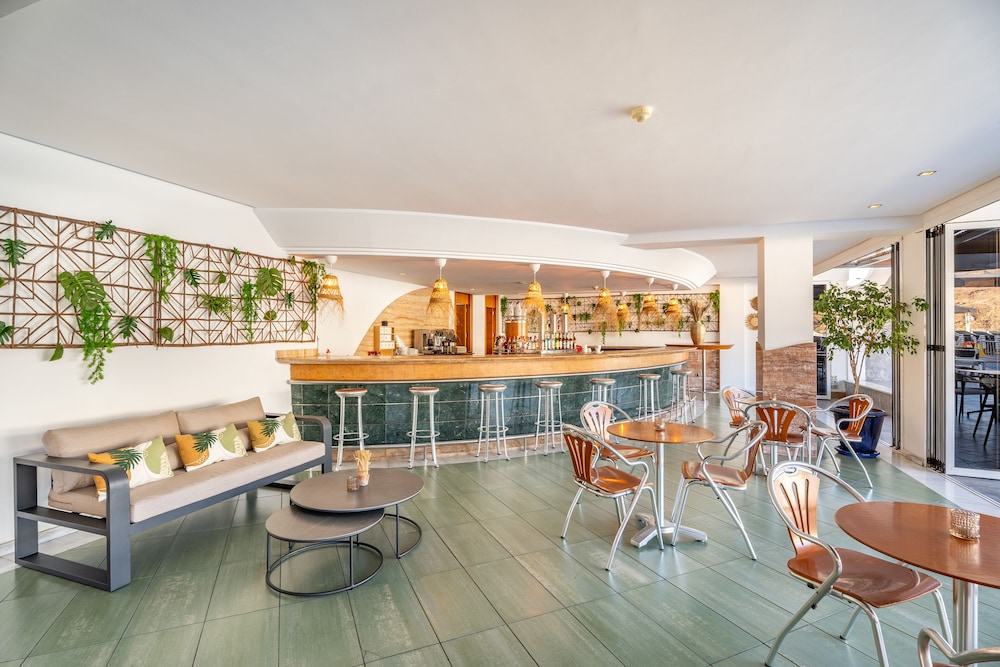 Cala Nova Apartamentos — Restaurant & bars in Puerto Rico, Canary Islands