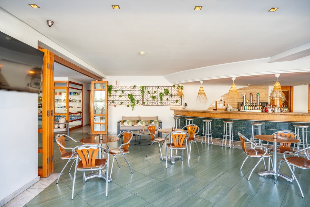 Cala Nova Apartamentos — Restaurant & bars in Puerto Rico, Canary Islands