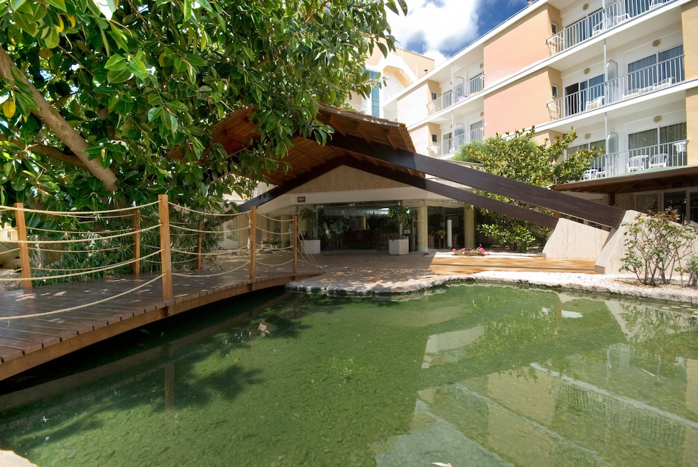 Hotel Capricho — Hotel building in Cala Ratjada, Balearic Islands
