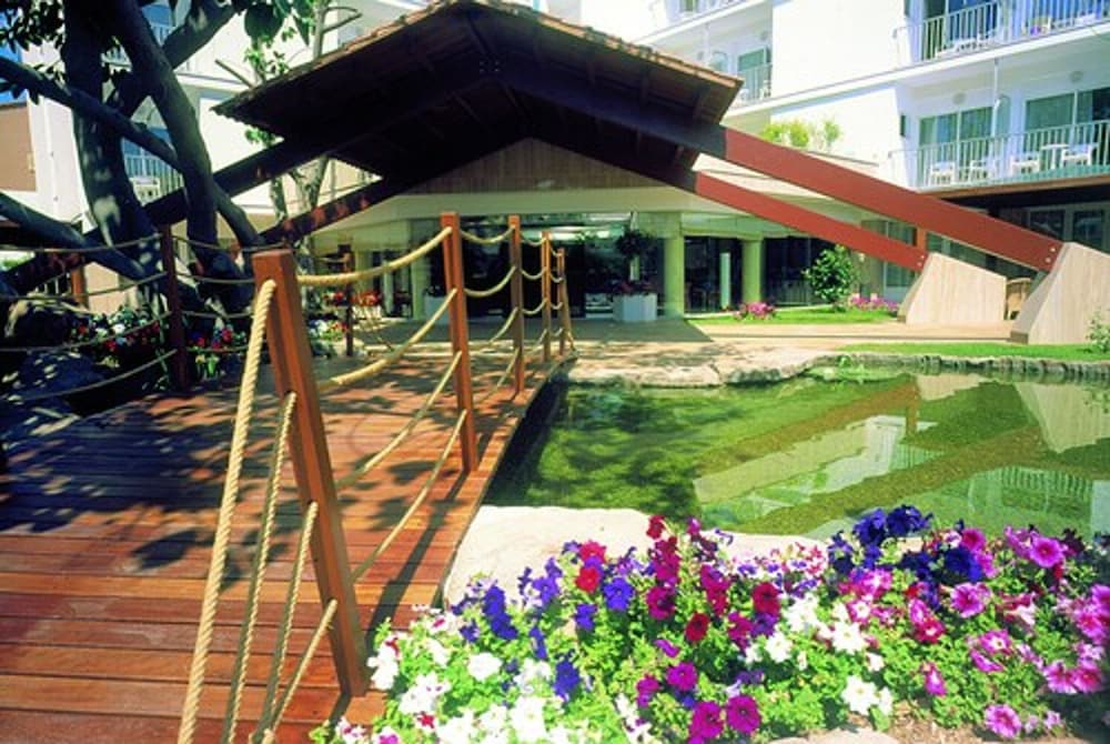 Hotel Capricho — Hotel building in Cala Ratjada, Balearic Islands
