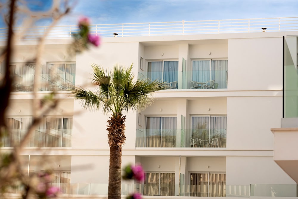 Hotel Capricho — Hotel building in Cala Ratjada, Balearic Islands