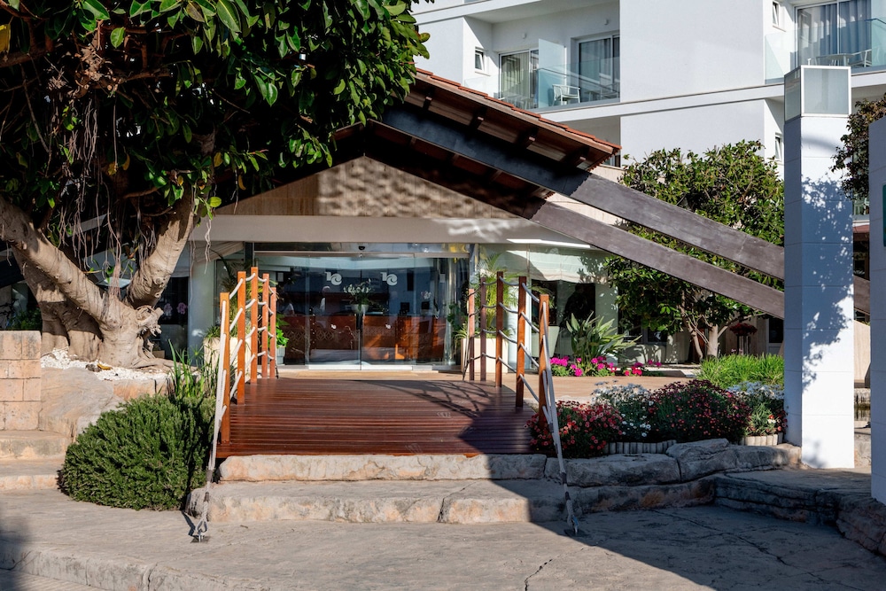 Hotel Capricho — Hotel building in Cala Ratjada, Balearic Islands
