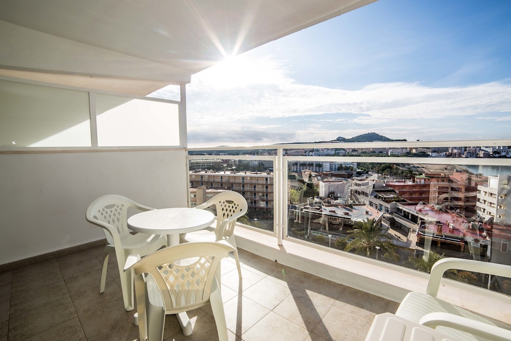 Pierre & Vacances Mallorca Deya - Recomendado para adultos — Hotel rooms in Santa Ponca, Balearic Islands